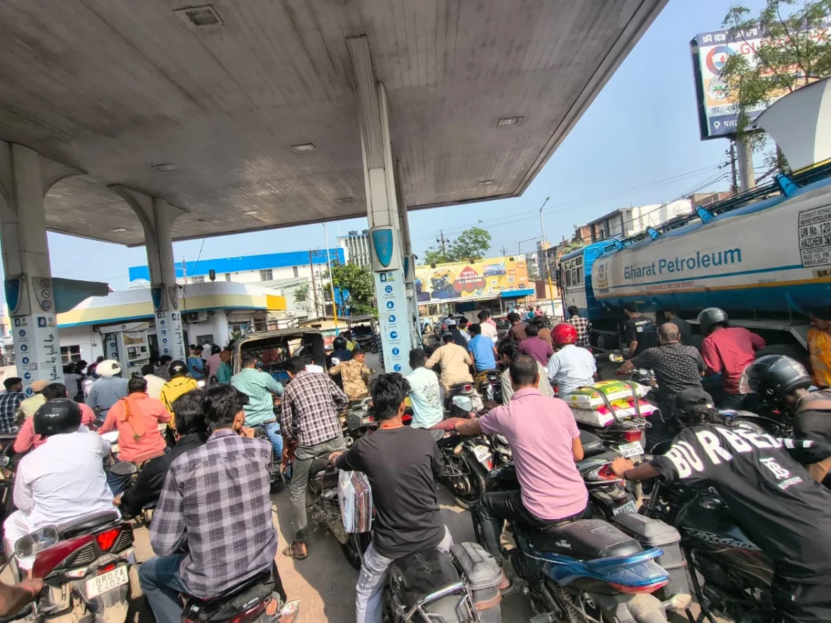 Darbhanga के पेट्रोल पंपों पर क्यों उमड़ रही है भारी भीड़, क्या शहर में खत्म होने वाला है पेट्रोल-डीजल?