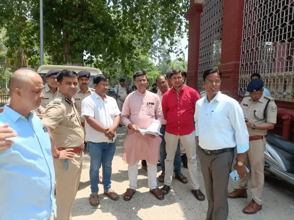 दरभंगा में राज्यपाल के आगमन को लेकर हाई अलर्ट! डीएम और एसएसपी ने की अधिकारियों की अहम ब्रीफिंग