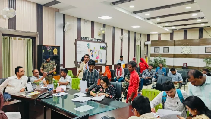 जनता दरबार दरभंगा में अधिकारियों का सख्त एक्शन! जनता दरबार में 45 से अधिक फरियादियों की सुनवाई, कई मामलों का ऑन-स्पॉट निपटारा