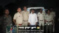 दरभंगा पुलिस का बड़ा प्रहार: हत्या के अभियुक्त और कुर्की वारंटी गिरफ्तार, भारी मात्रा में नेपाली शराब जब्त