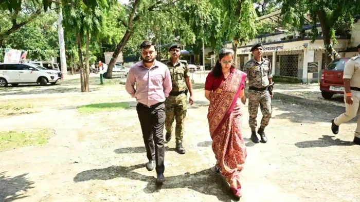 Bhagalpur News: डीएम अलंकृता पाण्डेय के औचक निरीक्षण से मचा हड़कंप, गायब मिले सीओ साहब, दफ्तर में फाइलों से छेड़छाड़ पर बिफरीं