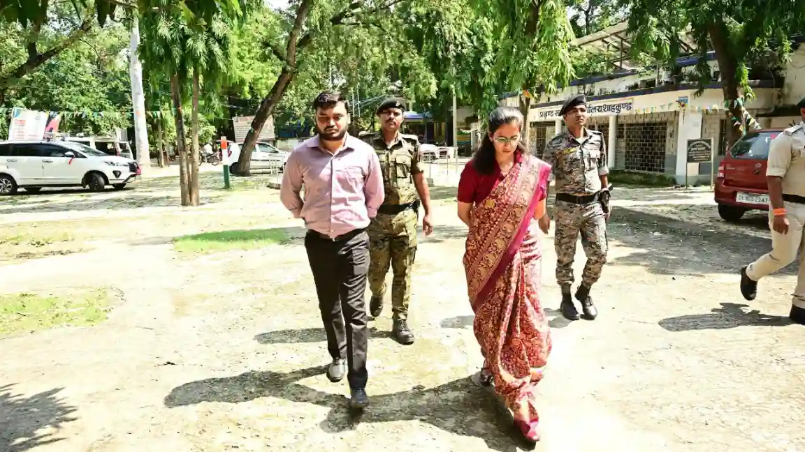 Bhagalpur News: डीएम अलंकृता पाण्डेय के औचक निरीक्षण से मचा हड़कंप, गायब मिले सीओ साहब, दफ्तर में फाइलों से छेड़छाड़ पर बिफरीं