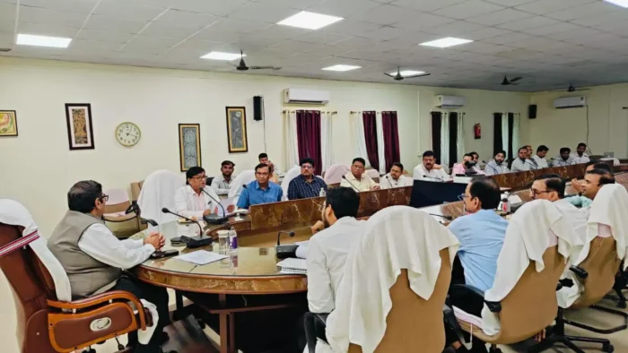 आयुक्त Darbhanga News: अस्पताल में दवा नहीं मिली तो चलेगा नहीं, डॉक्टरों की ड्यूटी से सफाई तक आयुक्त ने कसा शिकंजा