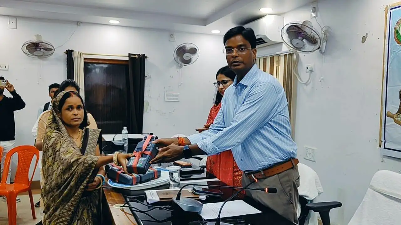 Darbhanga News 70 नए PDS विक्रेताओं को EPOS मशीन अब राशन