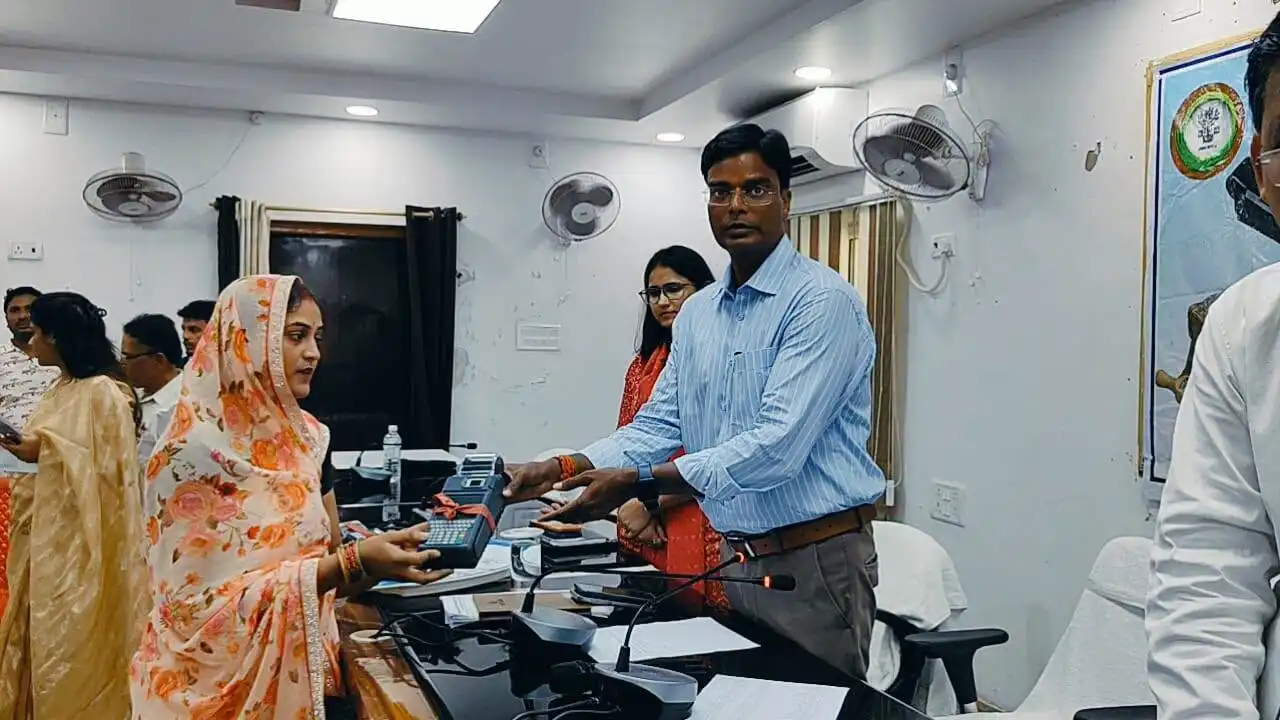 Darbhanga News: 70 नए PDS विक्रेताओं को EPOS मशीन, अब राशन वितरण में पारदर्शिता पर जोर