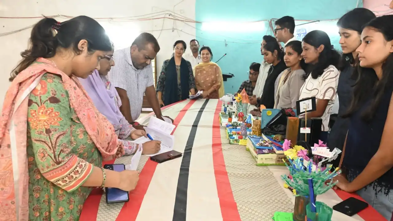 Darbhanga News: एमके कॉलेज में ‘स्वच्छता ही सेवा’ के तहत रंगोली व क्राफ्ट प्रतियोगिता, युवाओं को स्वच्छता का संदेश