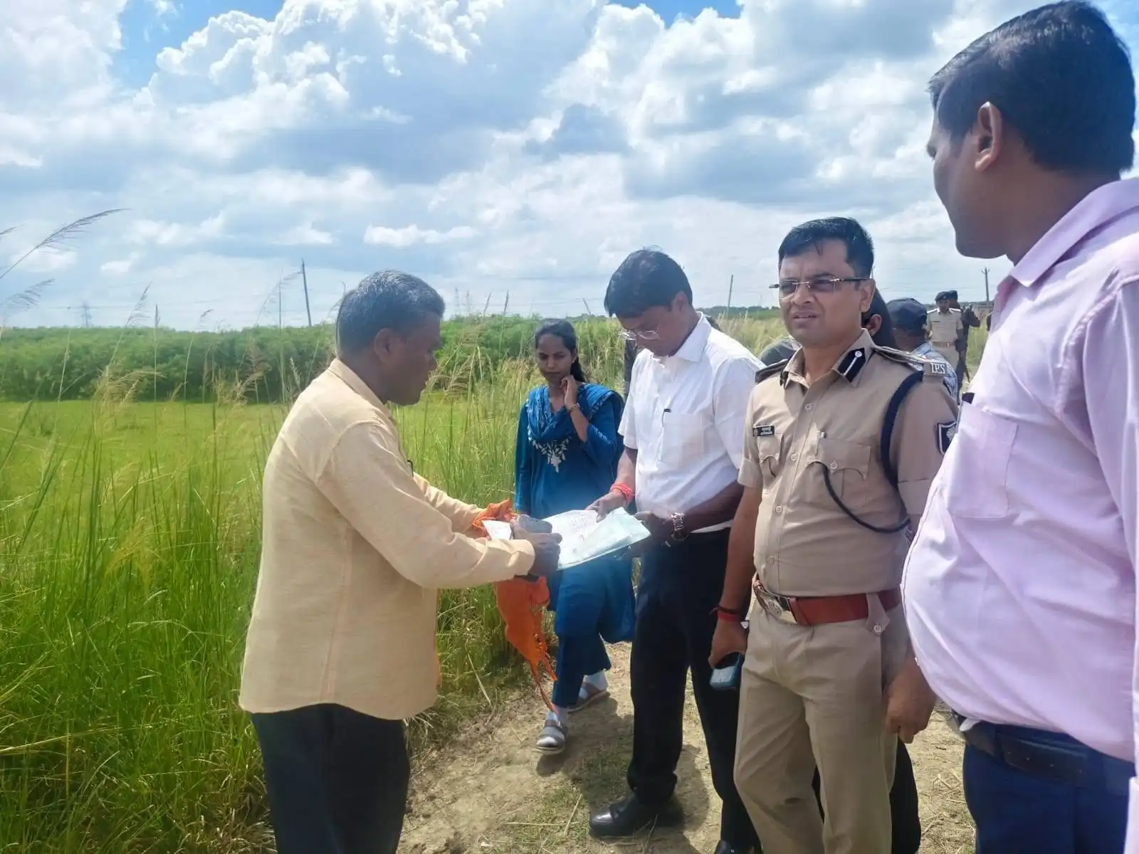 दरभंगा में एसटीएफ भवन के लिए जमीन का निरीक्षण, डीएम कौशल कुमार और एसएसपी ने गोढ़ियारी मौजा में देखा स्थल