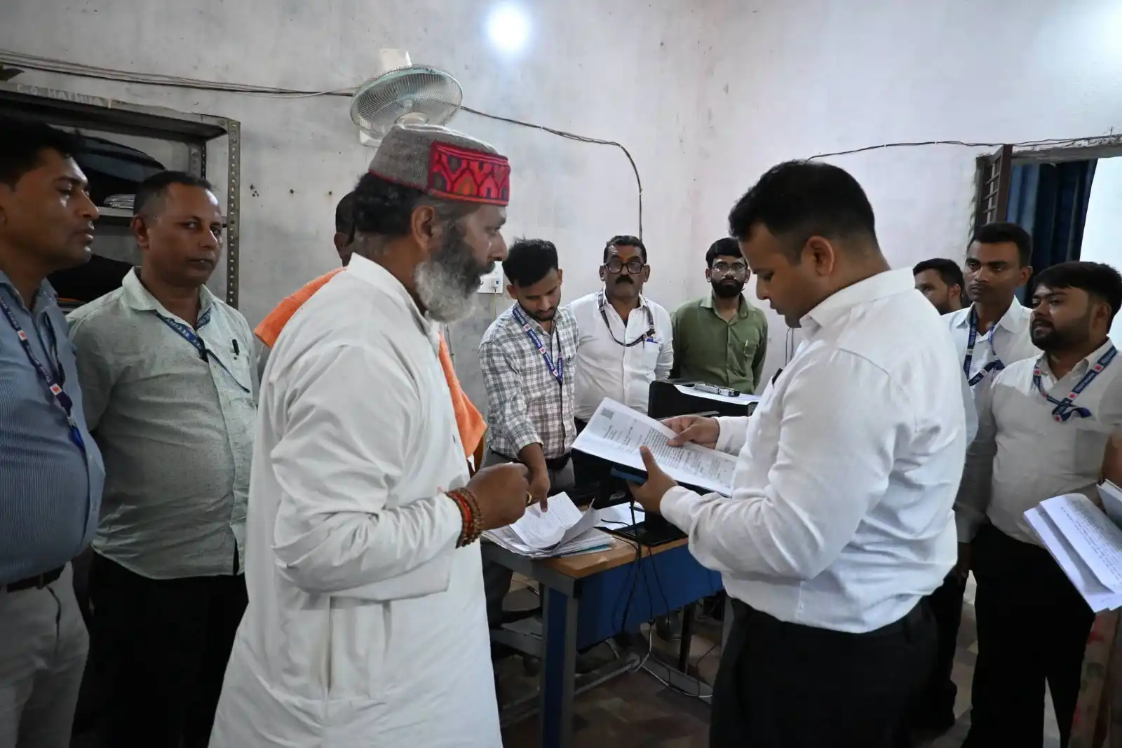 हथुआ Gopalganj News हथुआ अंचल में अचानक पहुंचे डीएम लंबित