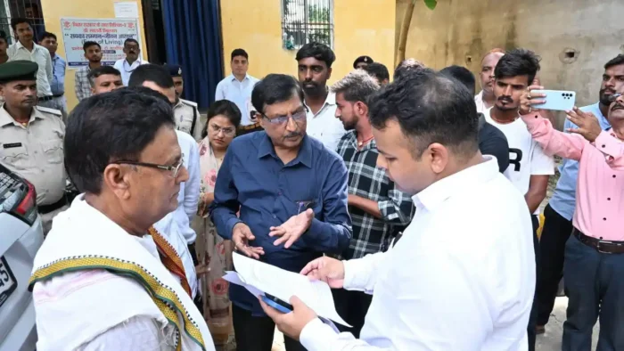 हथुआ Gopalganj News: हथुआ अंचल में अचानक पहुंचे डीएम, लंबित परिमार्जन आवेदनों पर जताई नाराजगी