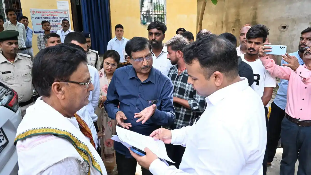 Gopalganj News: हथुआ अंचल में अचानक पहुंचे डीएम, लंबित परिमार्जन आवेदनों पर जताई नाराजगी