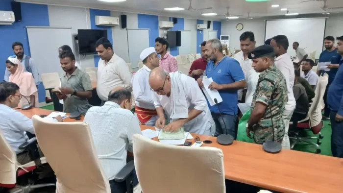 Samastipur News: जन संवाद में डीएम के सामने पहुंचीं जमीन से लेकर पेंशन तक की शिकायतें, अफसरों को समयबद्ध कार्रवाई के निर्देश
