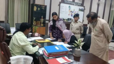 सदर प्रखंड Darbhanga News: सऊदी अरब में दिवंगत आफताब मुर्तुजा की पत्नी को डीएम ने सौंपा ₹89,173 का चेक
