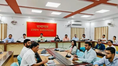 Darbhanga News: DM की बैठक में योजनाओं से लेकर जन शिकायतों तक की समीक्षा, अधिकारियों को समयबद्ध कार्रवाई के निर्देश