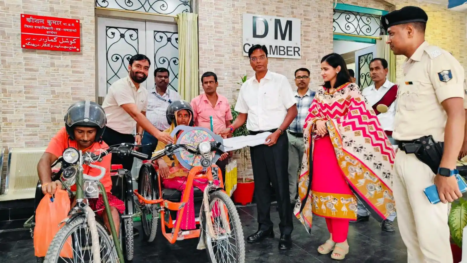 Darbhanga News डीएम कौशल कुमार ने दो दिव्यांगजनों को प्रदान की बैटरी चालित ट्राई साइकिल
