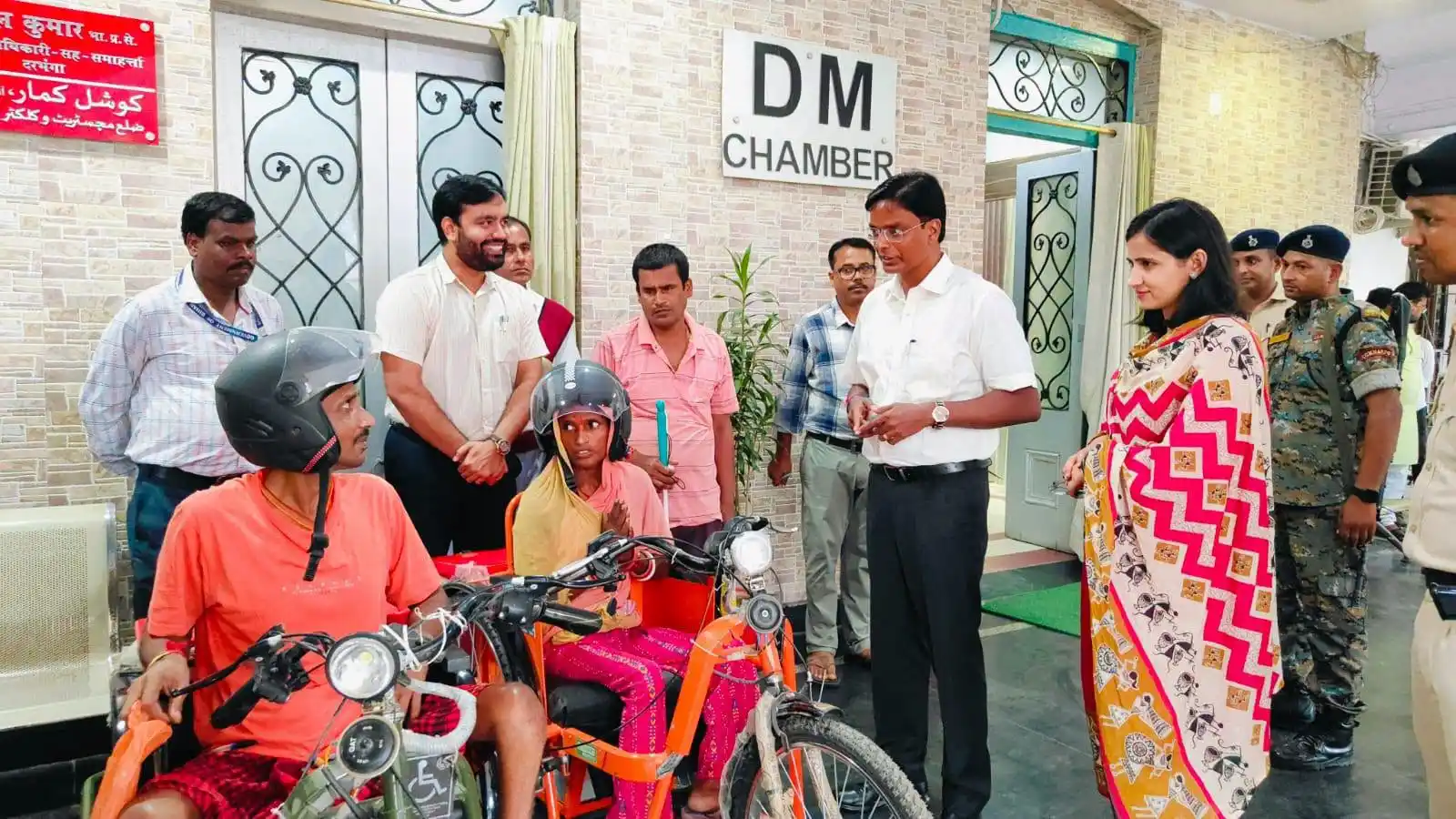 Darbhanga News डीएम कौशल कुमार ने दो दिव्यांगजनों को प्रदान