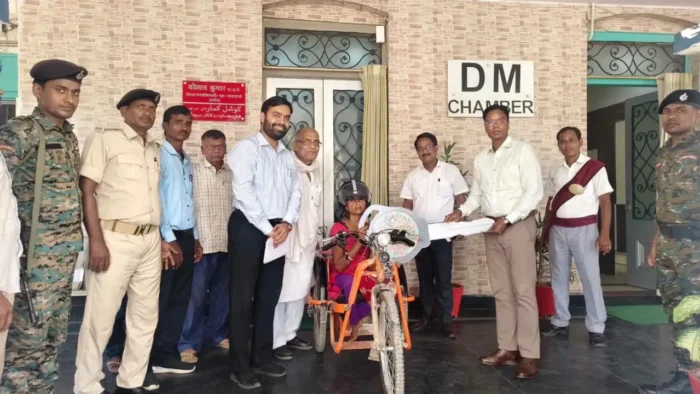 बैटरी चालित ट्राईसाइकिल Darbhanga News: जनसुनवाई में दिव्यांग अनिता की परेशानी पर डीएम ने लिया तुरंत एक्शन, मौके पर मिली बैटरी चालित ट्राईसाइकिल