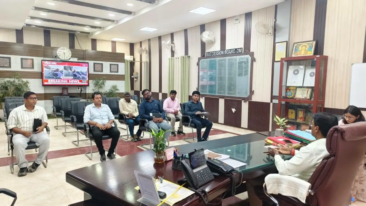 Darbhanga News: चार आरओबी पर डीएम की नजर, निर्माण में देरी रोकने के लिए अधिकारियों को दिया गया सख्त निर्देश