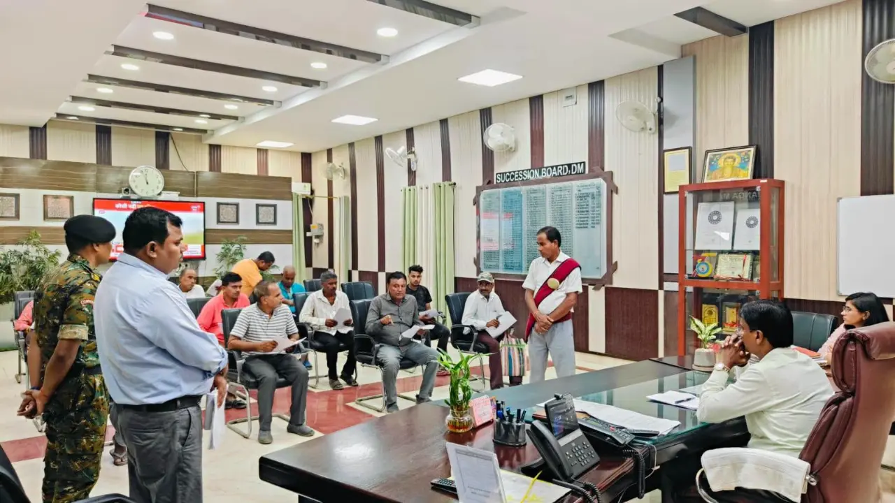Darbhanga News: डीएम के जन-सुनवाई में पहुंचीं 20 से अधिक फरियादें, कई मामलों में फोन पर ही कार्रवाई के निर्देश