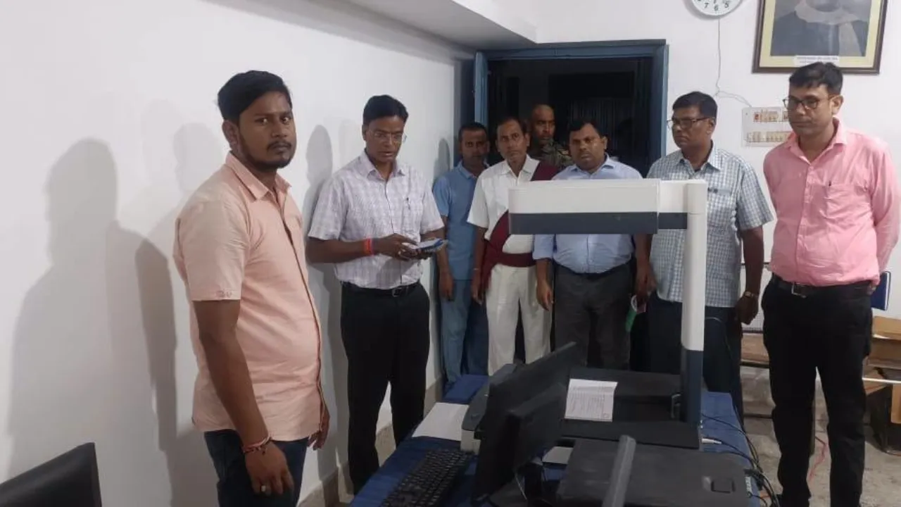 Darbhanga News: मिथिला की अनमोल पांडुलिपियां अब रहेंगी डिजिटल, डीएम ने संरक्षण को लेकर अधिकारियों को किया आगाह