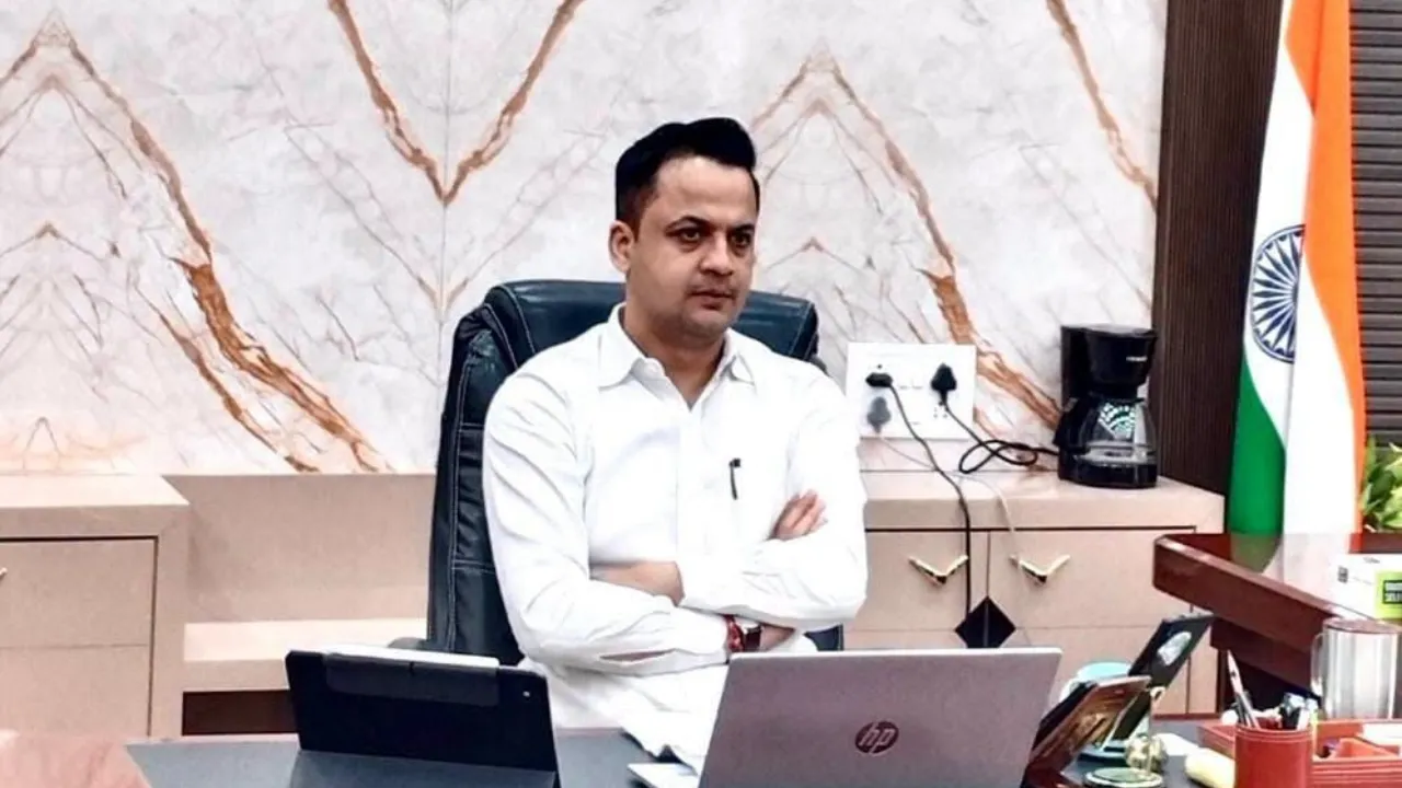 Madhubani News: अब नहीं सताएगी जर्जर कमरों और गंदे शौचालयों की चिंता, मधुबनी के सरकारी स्कूलों का कायाकल्प करेंगे DM आनंद शर्मा