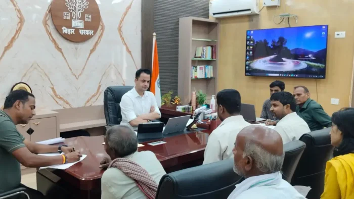 Madhubani News: 47 फरियादियों की समस्याएं सुनकर डीएम ने दिए समाधान के निर्देश, सेवा-संवाद-समाधान अनुश्रवण प्रणाली के तहत हुई सुनवाई