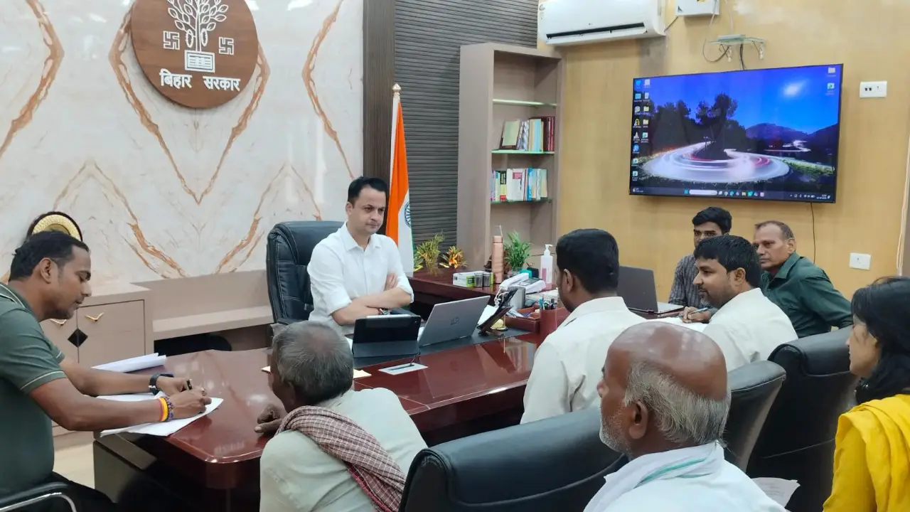 Madhubani News: 47 फरियादियों की समस्याएं सुनकर डीएम ने दिए समाधान के निर्देश, सेवा-संवाद-समाधान अनुश्रवण प्रणाली के तहत हुई सुनवाई