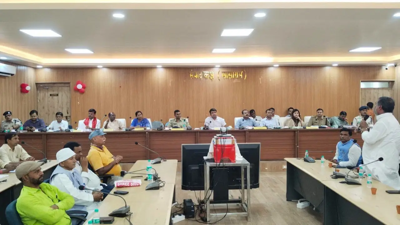 Rohtas News: दुर्गापूजा और छठ को लेकर शांति समिति की बैठक, DJ पर पूर्ण प्रतिबंध और CCTV से निगरानी के निर्देश