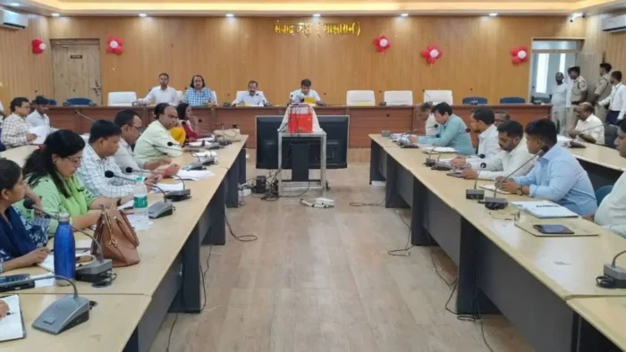 दीपक कुमार मिश्रा Rohtas News: डीएम दीपक कुमार मिश्रा ने की राजस्व विभाग की समीक्षा, दाखिल-खारिज और परिमार्जन में तेजी लाने का सख्त निर्देश