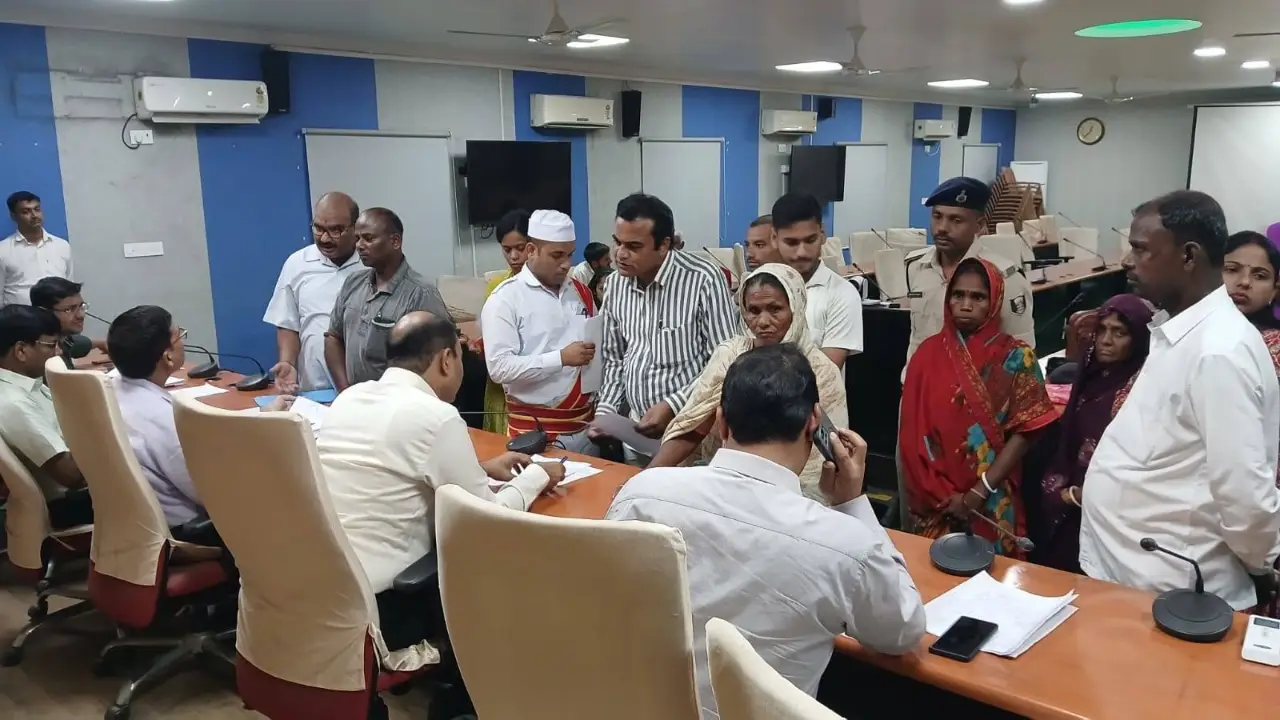 Samastipur News: जन संवाद में खुलकर रखी गईं समस्याएं, डीएम ने कहा- देरी नहीं होगी स्वीकार