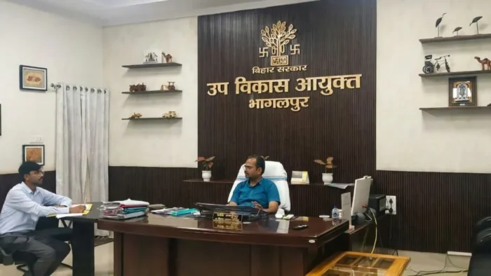 Bhagalpur News: विकास योजनाओं की समीक्षा बैठक में सख्त दिखे DDC रवि राकेश, पंचायत सरकार भवन और कब्रिस्तान घेराबंदी पर दिए कड़े निर्देश