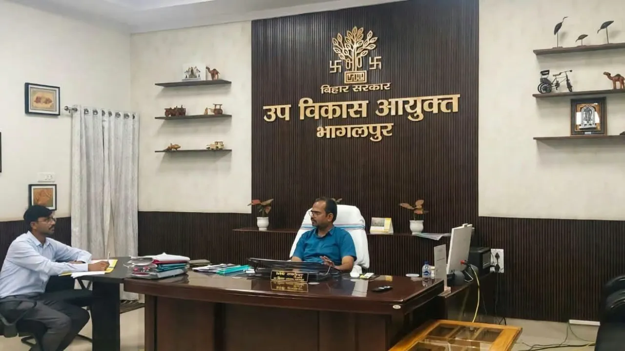 Bhagalpur News: विकास योजनाओं की समीक्षा बैठक में सख्त दिखे DDC रवि राकेश, पंचायत सरकार भवन और कब्रिस्तान घेराबंदी पर दिए कड़े निर्देश