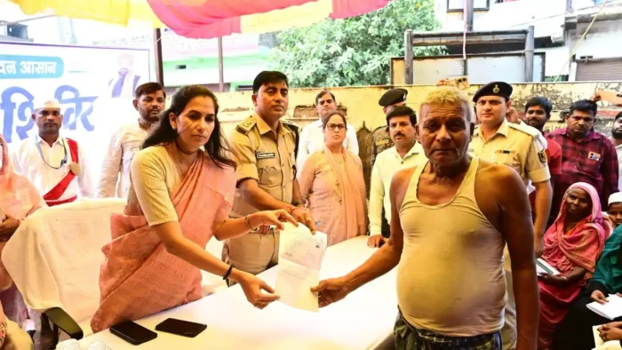 सबका सम्मान जीवन आसान Bhagalpur News: ‘सबका सम्मान, जीवन आसान’ के तहत पुरैनी पहुंची डीएम अलंकृता पांडे, मौके पर ही निपटेंगी ग्रामीणों की समस्याएं