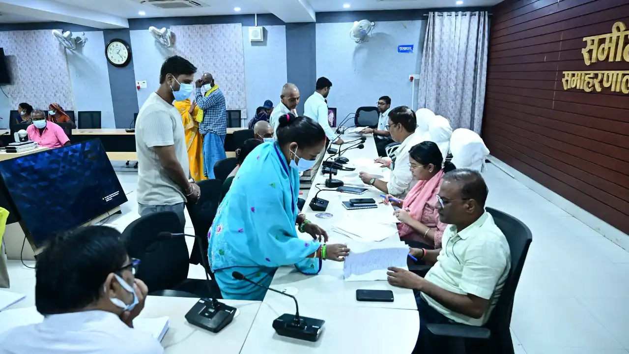 Bhagalpur News: सरकारी काम में देरी पर DM सख्त, जनता दरबार में 68 मामलों पर सुनवाई, अधिकारियों को 7 दिन का अल्टीमेटम