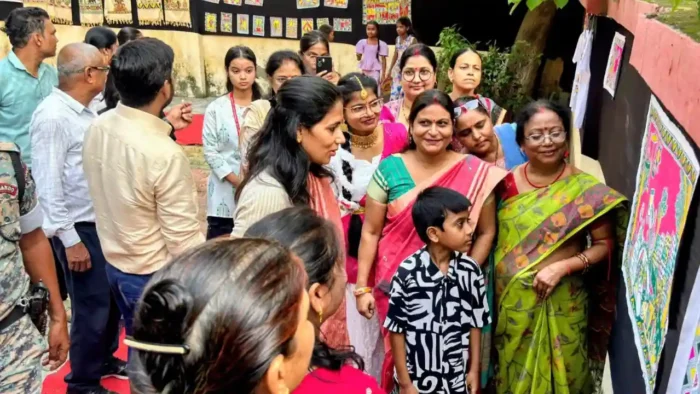 अंग प्रदेश Bhagalpur News: 5वीं ‘मंजूषा हटिया’ में दिखी अंग प्रदेश की समृद्ध लोककला, 20 हजार की हुई बिक्री, DM ने भी खरीदी बच्चों की पेंटिंग