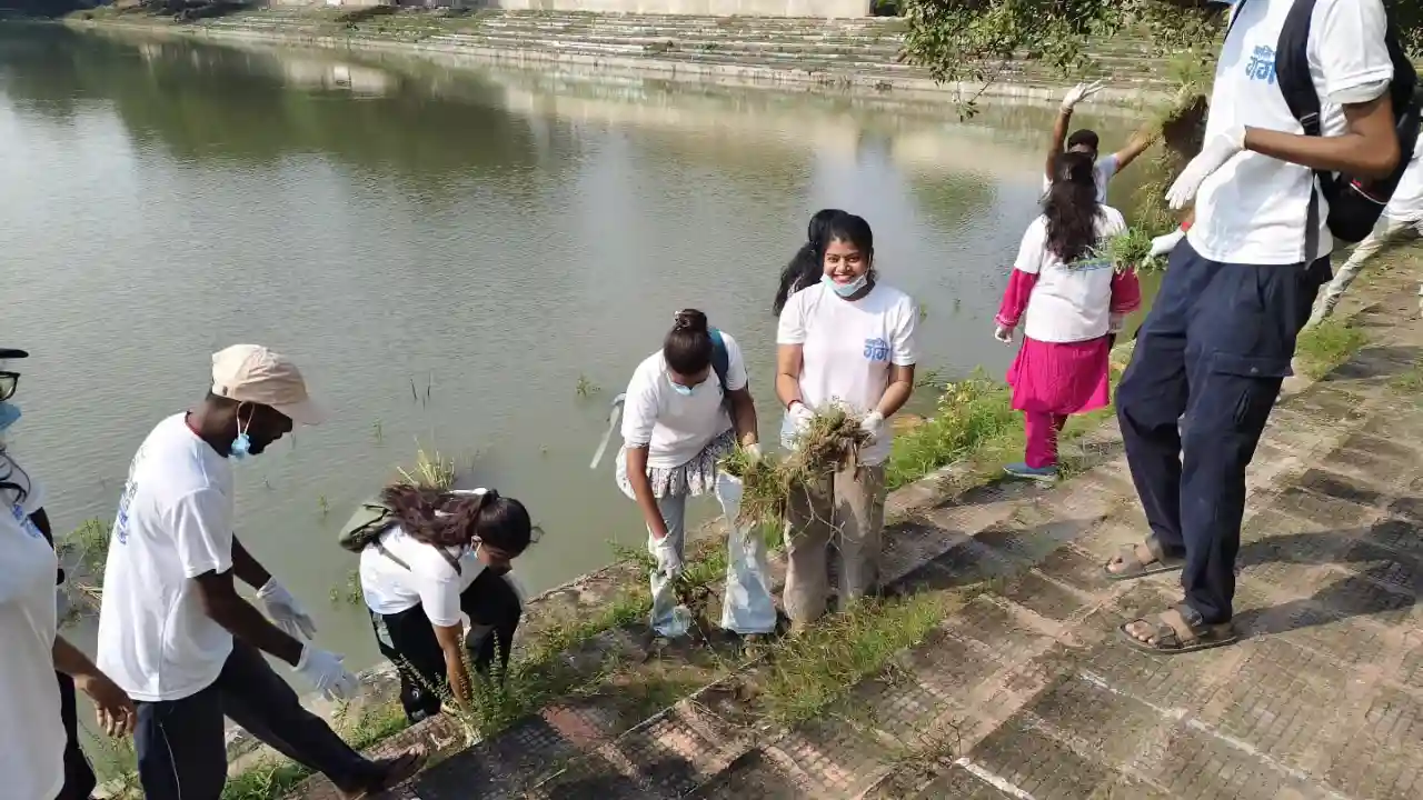 Bhojpur News: आरा के छठ घाट पर एक साथ उतरे अधिकारी और सैकड़ों युवा