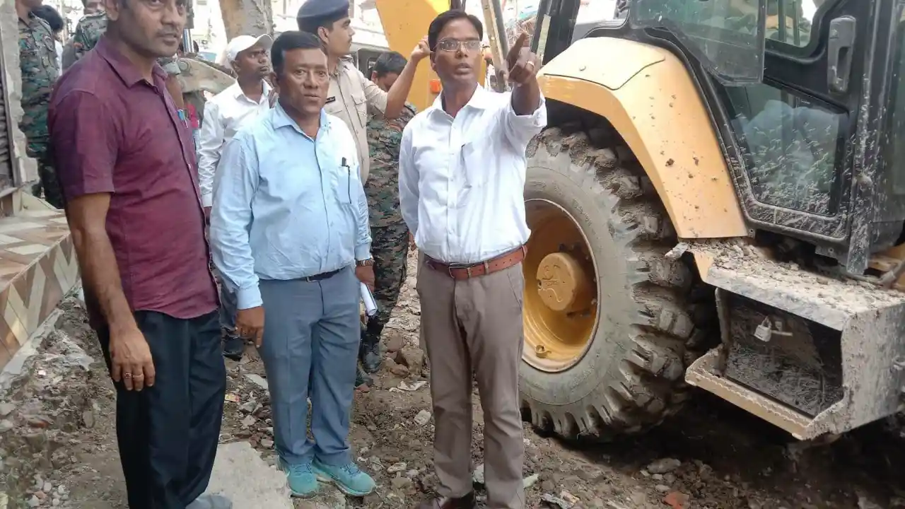 Darbhanga News: लोहिया चौक से पंडासराय गुमटी तक सड़क चौड़ीकरण का DM ने किया निरीक्षण, अतिक्रमण हटाने का कड़ा निर्देश