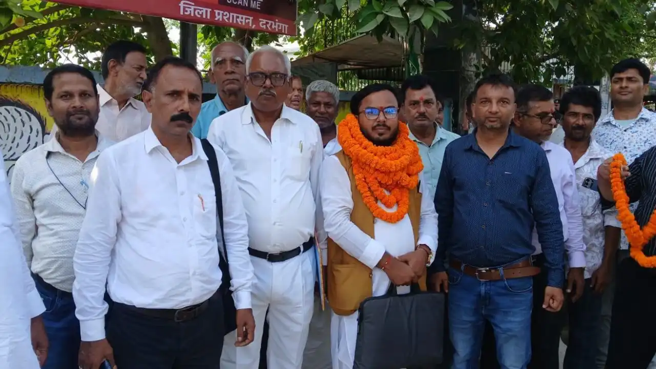 Darbhanga News: स्नातक MLC चुनाव के लिए रौशन कुमार राही ने दाखिल किया नामांकन, कमिश्नर के समक्ष ली शपथ