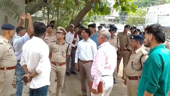 लहेरियासराय Darbhanga News: एलिवेटेड रोड की जद में आए लहेरियासराय थाना और SDPO दफ्तर, स्थिति का जायजा लेने पहुंचे DM-SSP