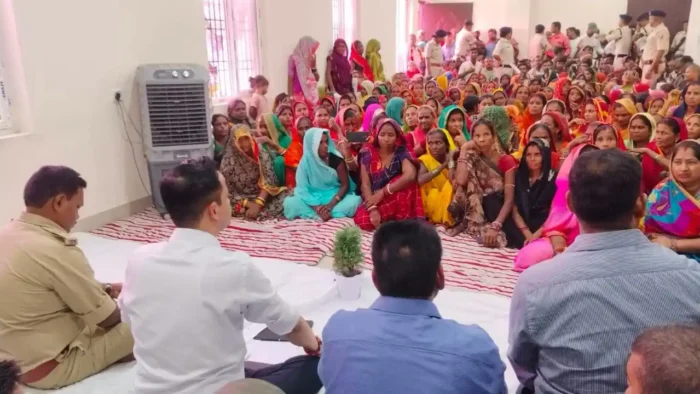 Madhubani News: सरकारी दफ्तरों के चक्कर से आज़ादी, मधुबनी में जनता के दरवाजे पहुंचा प्रशासन, घर बैठे सुलझ रहे मामले