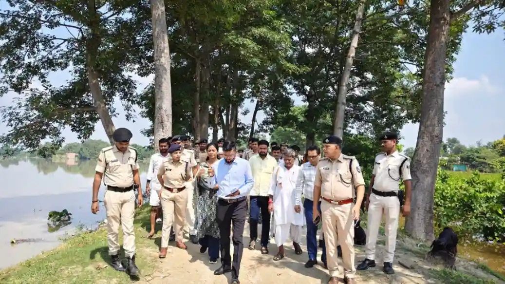 Muzaffarpur News: बाढ़ के खतरे के बीच DM कुमार गौरव का ‘ग्राउंड जीरो’ एक्शन, साहेबगंज के माधोपुर हजारी रिंग बांध का किया सघन निरीक्षण