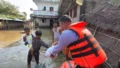 Muzaffarpur News: बाढ़ के बीच इन्फ्लेटेबल मोटर बोट से ‘माधोपुर हजारी’ पहुंचे DM कुमार गौरव, खुद बांटी राहत सामग्री