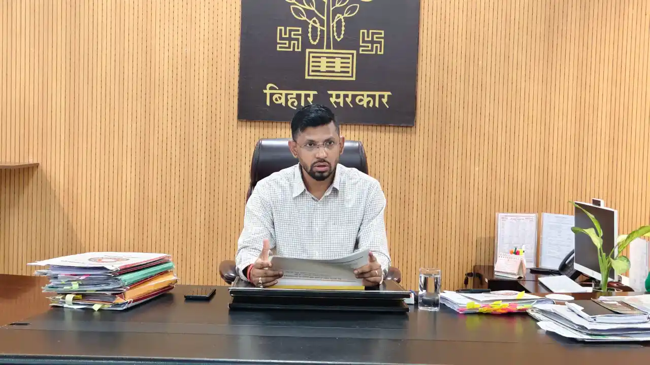 Muzaffarpur News: मुजफ्फरपुर में घटने लगा नदियों का जलस्तर, अब बीमारी रोकने और सड़क-फसल नुकसान के मुआवजे पर फोकस, DM ने दिए SOP निर्देश