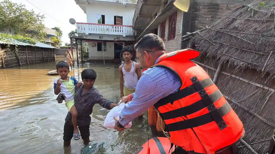 Muzaffarpur News: बाढ़ के बीच इन्फ्लेटेबल मोटर बोट से ‘माधोपुर हजारी’ पहुंचे DM कुमार गौरव, खुद बांटी राहत सामग्री