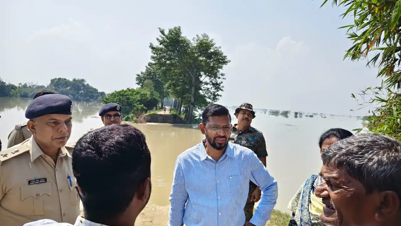 Muzaffarpur News: गंडक नदी ने तोड़ा रिकॉर्ड, 22 पंचायतों में घुसा पानी, ग्राउंड जीरो पर मुस्तैद मुजफ्फरपुर DM