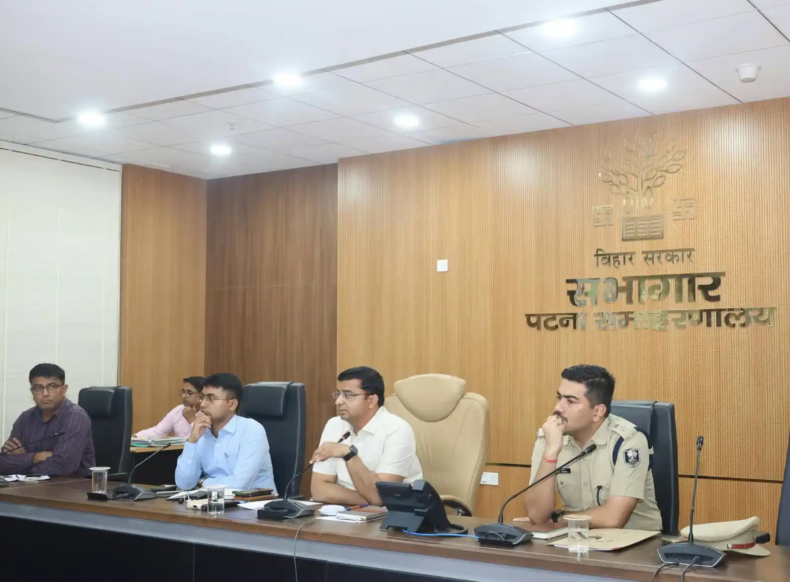 पटना Patna News पटना में बारिश और बाढ़ से टूटी सड़कों पर DM सख्त